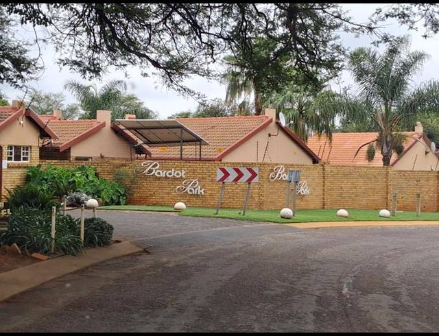 2 BEDROOM TOWNHOUSE FOR SALE IN MAGALIESKRUIN